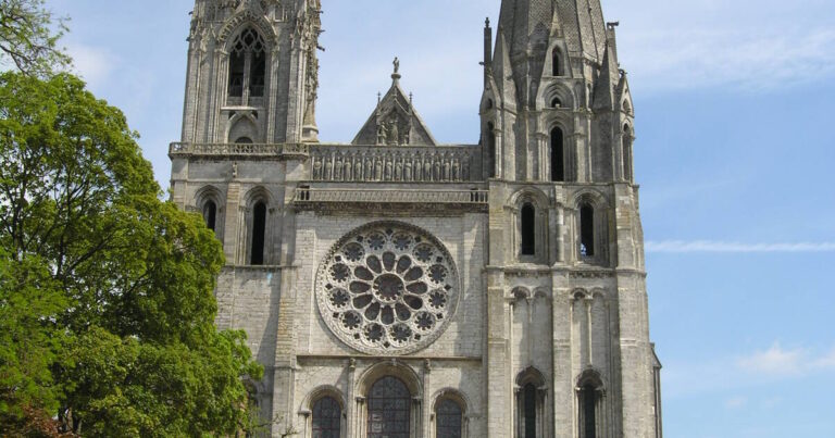 Pourquoi visiter la cathédrale Notre-Dame de Chartres : Un trésor architectural et spirituel